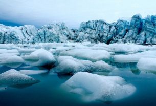 Melting glaciers in Greenland, the end of our planet