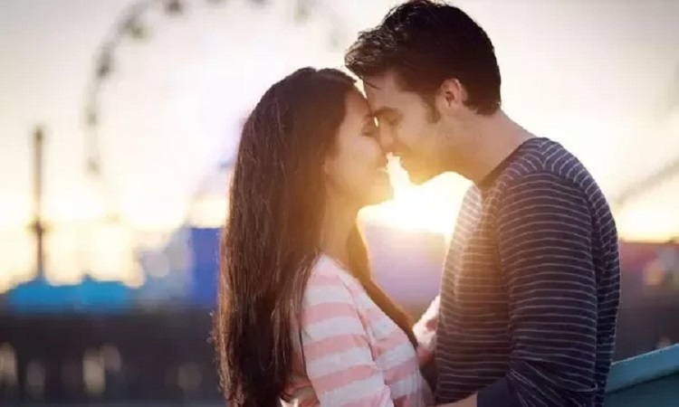 Know the benefits and risks of kissing